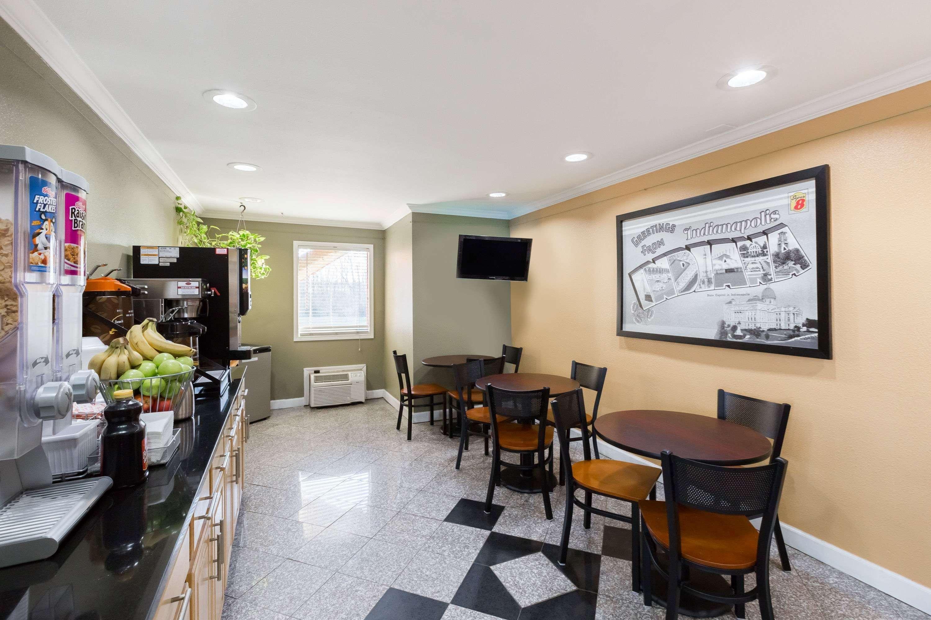 Super 8 By Wyndham Indianapolis-southport Rd 2*