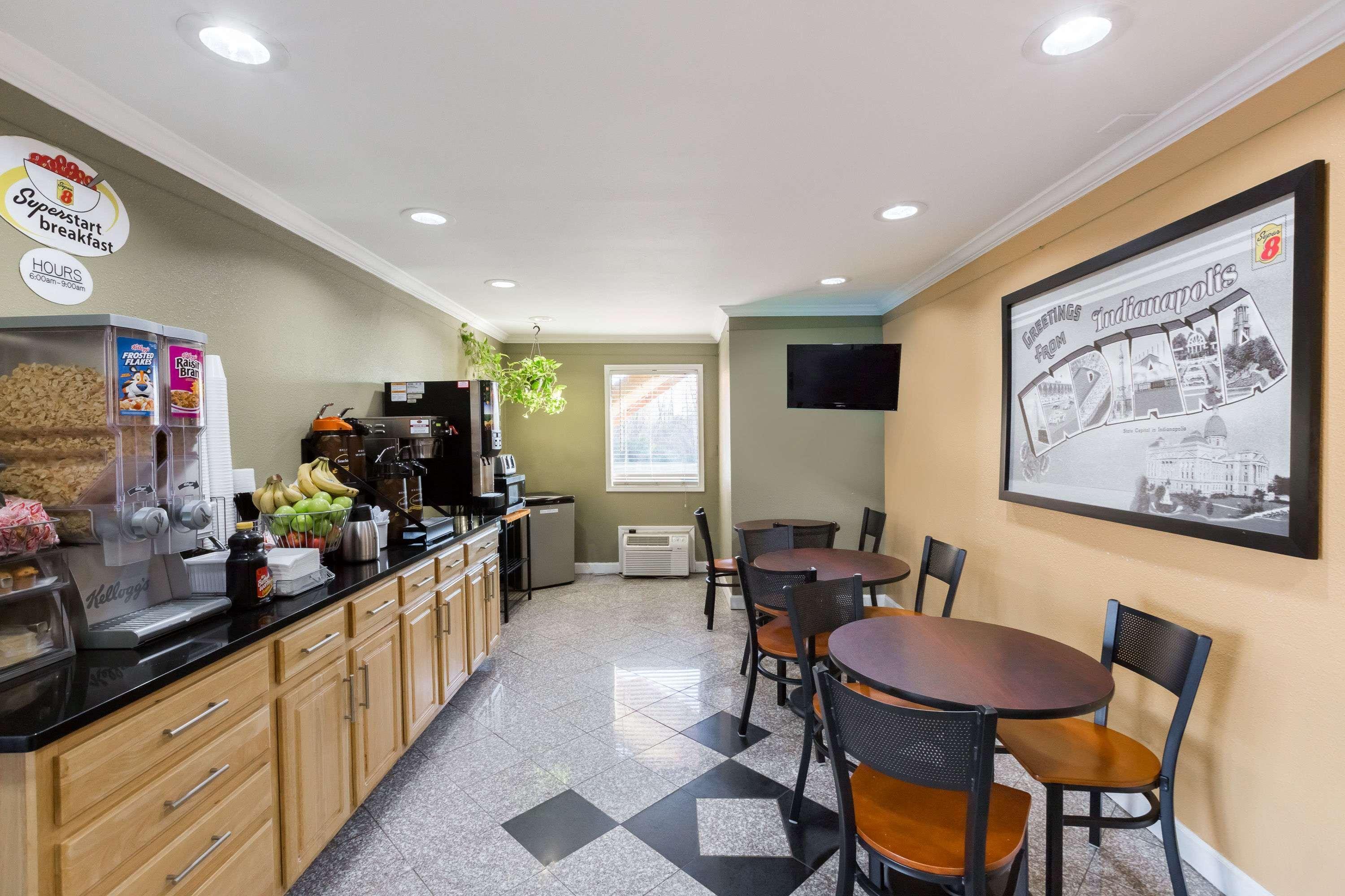Super 8 By Wyndham Indianapolis-southport Rd 2*