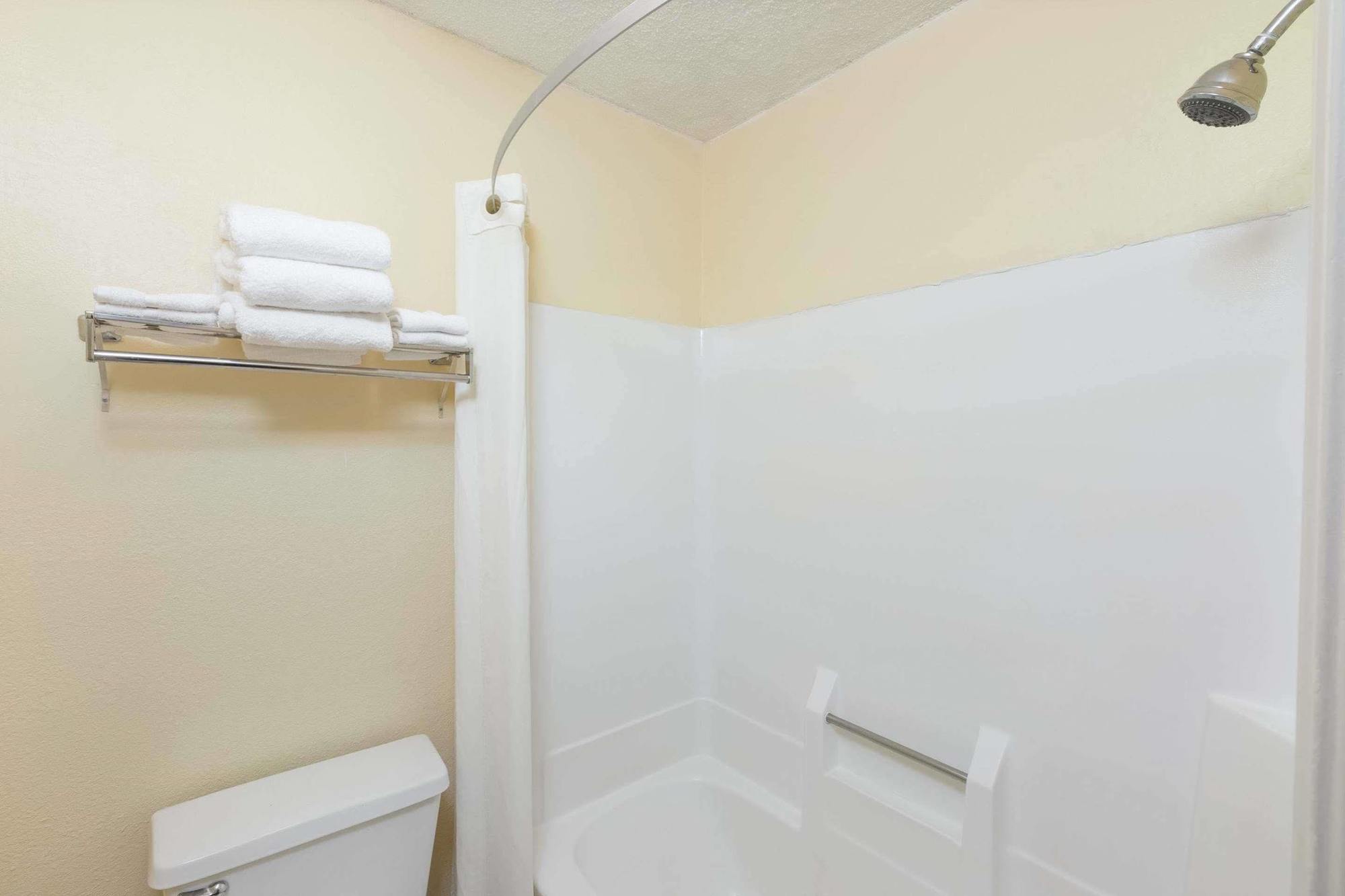 Super 8 By Wyndham Indianapolis-southport Rd 2*